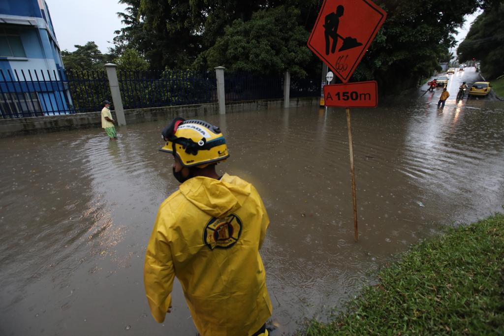 Bomberos Medellín verificó casos de encharcamiento e inundación en vía pública. FOTO: EDWIN BUSTAMANTE