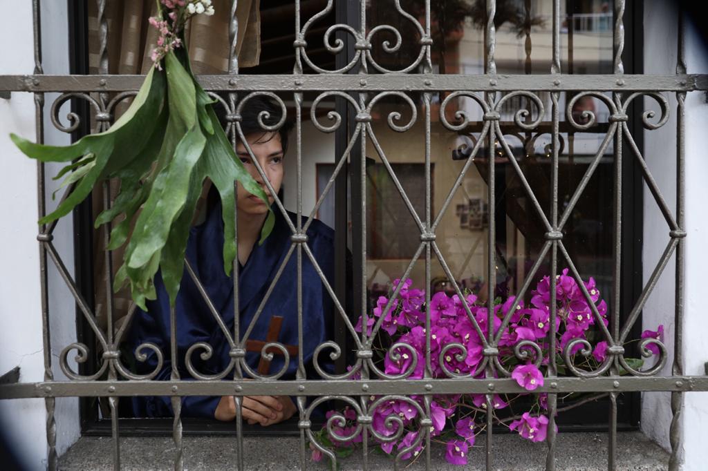 En Villa Hermosa las personas salieron a los balcones con imágenes religiosas y construyeron altares para celebrar el Viernes Santo sin incumplir la cuarentena. Foto: Edwin Bustamante. 