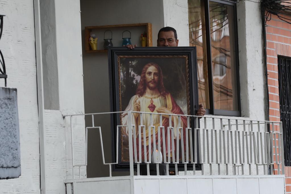En Villa Hermosa las personas salieron a los balcones con imágenes religiosas y construyeron altares para celebrar el Viernes Santo sin incumplir la cuarentena. Foto: Edwin Bustamante. 