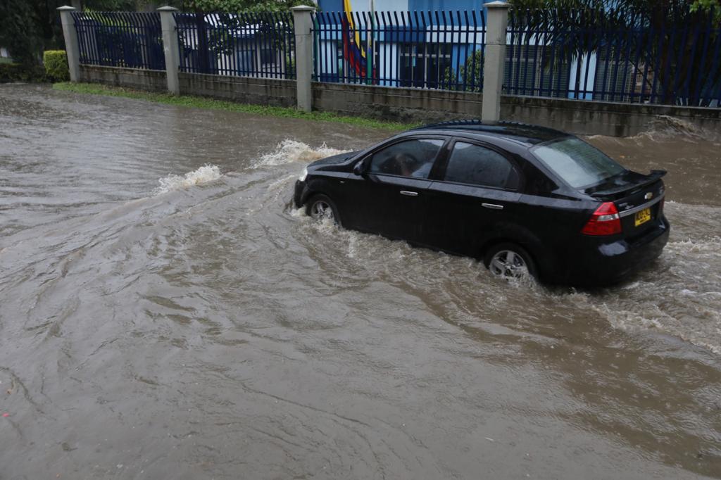 Uno de los barrios con vías inundadas fue Pilarica, en el noroccidente de Medellín. FOTO: EDWIN BUSTAMANTE