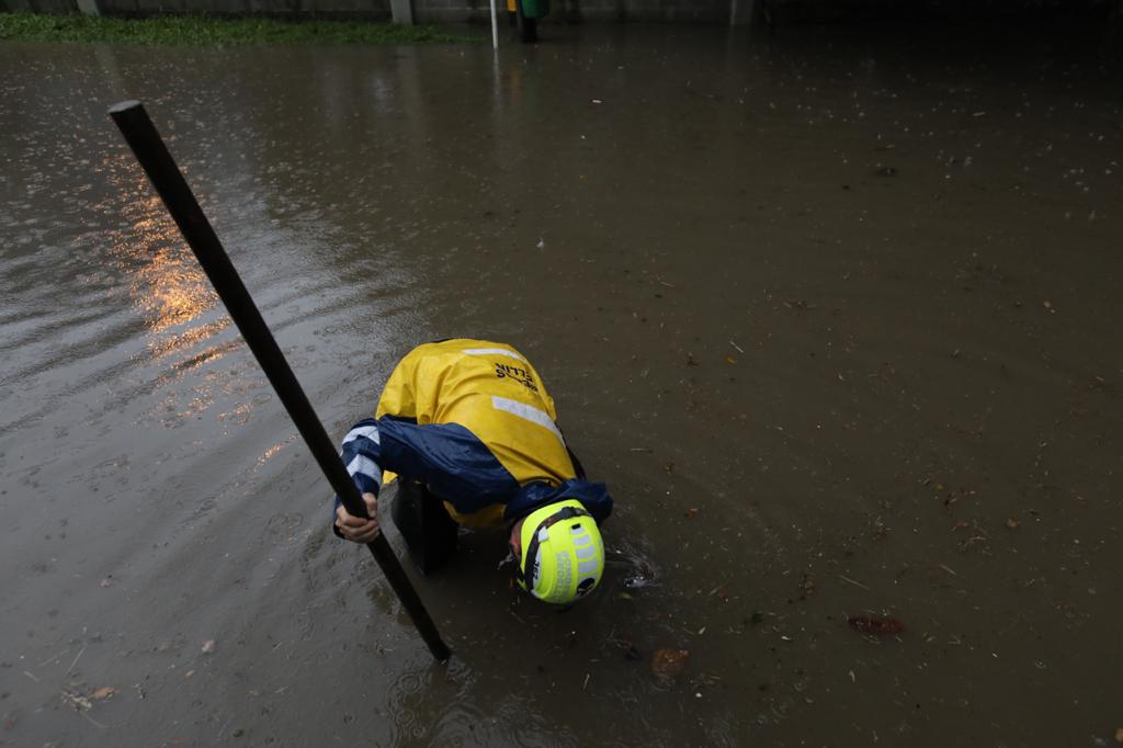 Bomberos Medellín verificó casos de inundación en vía pública. FOTO: EDWIN BUSTAMANTE
