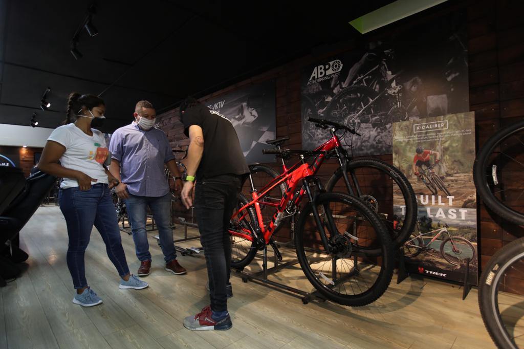 Compras en Bike House. FOTO EDWIN BUSTAMANTE