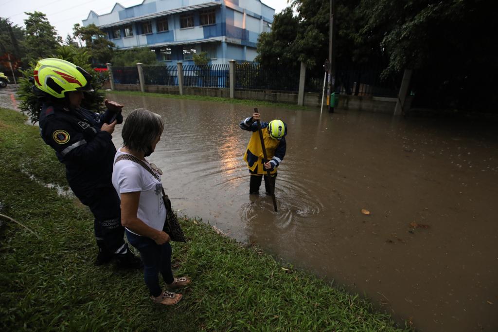 Uno de los barrios con vías inundadas fue Pilarica, en el noroccidente de Medellín. FOTO: EDWIN BUSTAMANTE