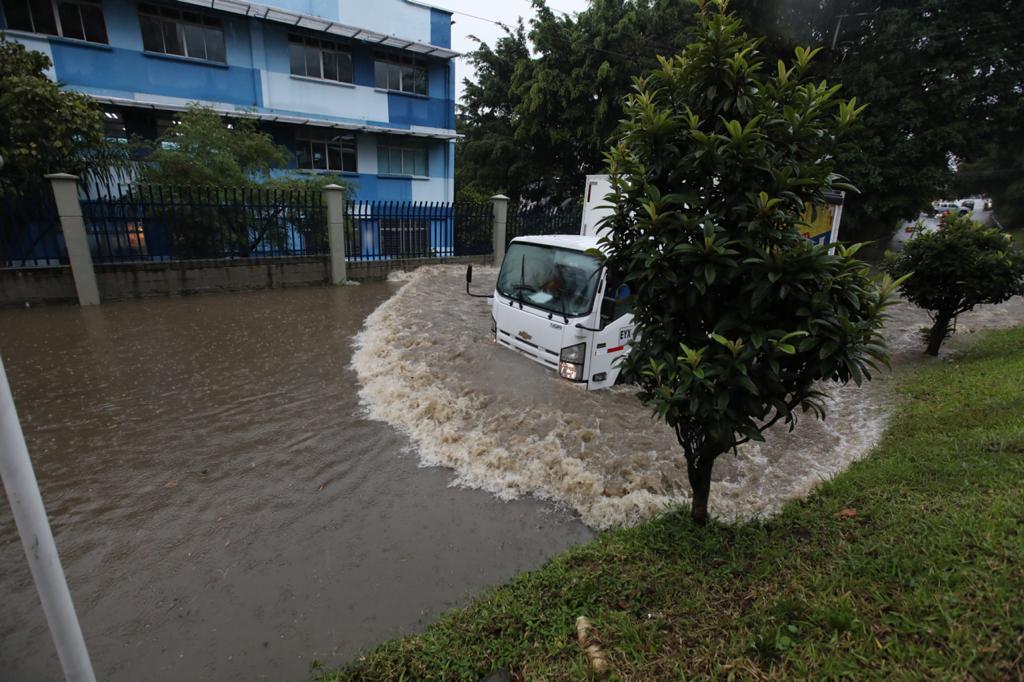 Uno de los barrios con vías inundadas fue Pilarica, en el noroccidente de Medellín. FOTO: EDWIN BUSTAMANTE
