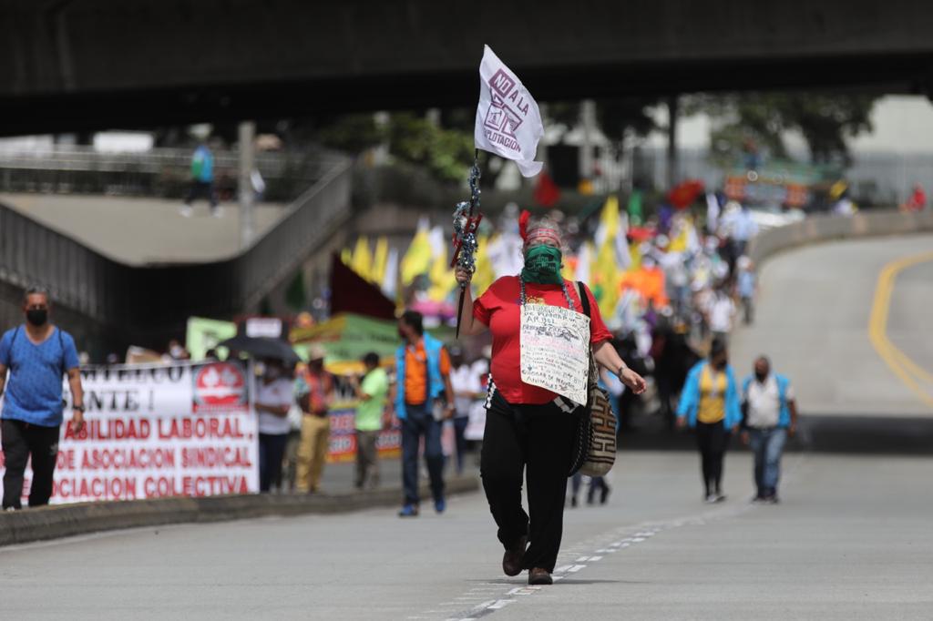 Las centrales obreras marcharon este jueves en Medellín en apoyo al paro Nacional, para reclamar al Gobierno el cumplimiento del pliego de peticiones formulado por el Comité Nacional de Paro. Foto: Edwin Bustamante.