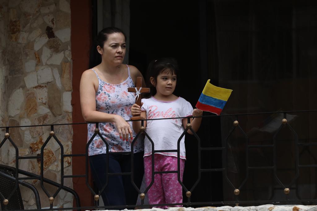 En Villa Hermosa las personas salieron a los balcones con imágenes religiosas y construyeron altares para celebrar el Viernes Santo sin incumplir la cuarentena. Foto: Edwin Bustamante. 