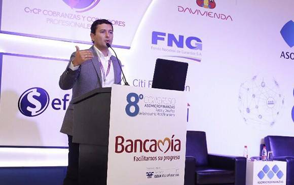 El superintendente financiero, Jorge Castaño, considera que el microcrédito es una herramienta de inclusión. FOTO CORTESíA SFC