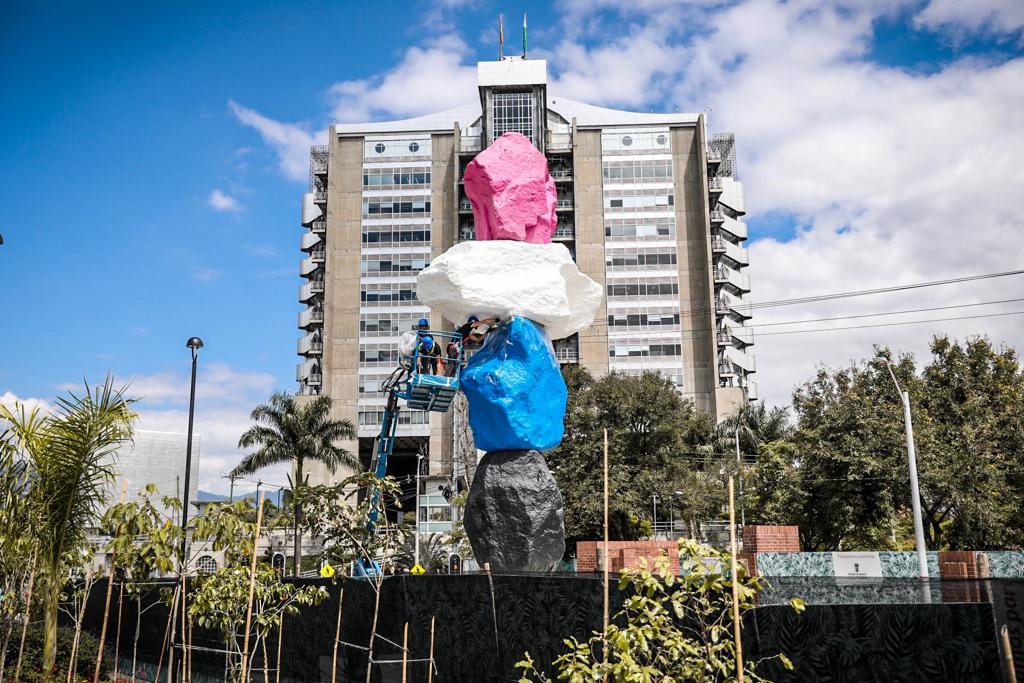 En el costado oriental estará la escultura Montaña Medellín que fue donada a la ciudad por el artista suizo Ugo Rondinone. La obra mide cerca de 13 metros de altura y sus rocas fueron extraídas de un lago cercano a Milán, Italia. FOTO ALCALDÍA DE MEDELLÍN