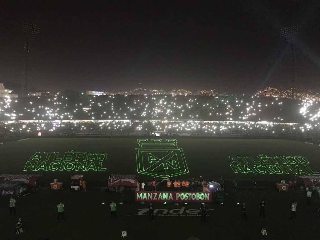 En el entretiempo del partido Nacional vs. Once Caldas hubo un espectáculo de luces que rememoró los 26 títulos del equipo. FOTO CORTESÍA 