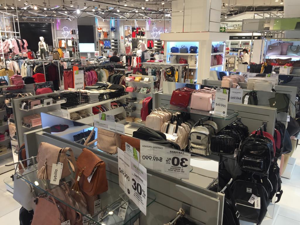 Se ve movimiento de compradores en la sección de mujeres y línea blanca. FOTO EDWIN BUSTAMANTE