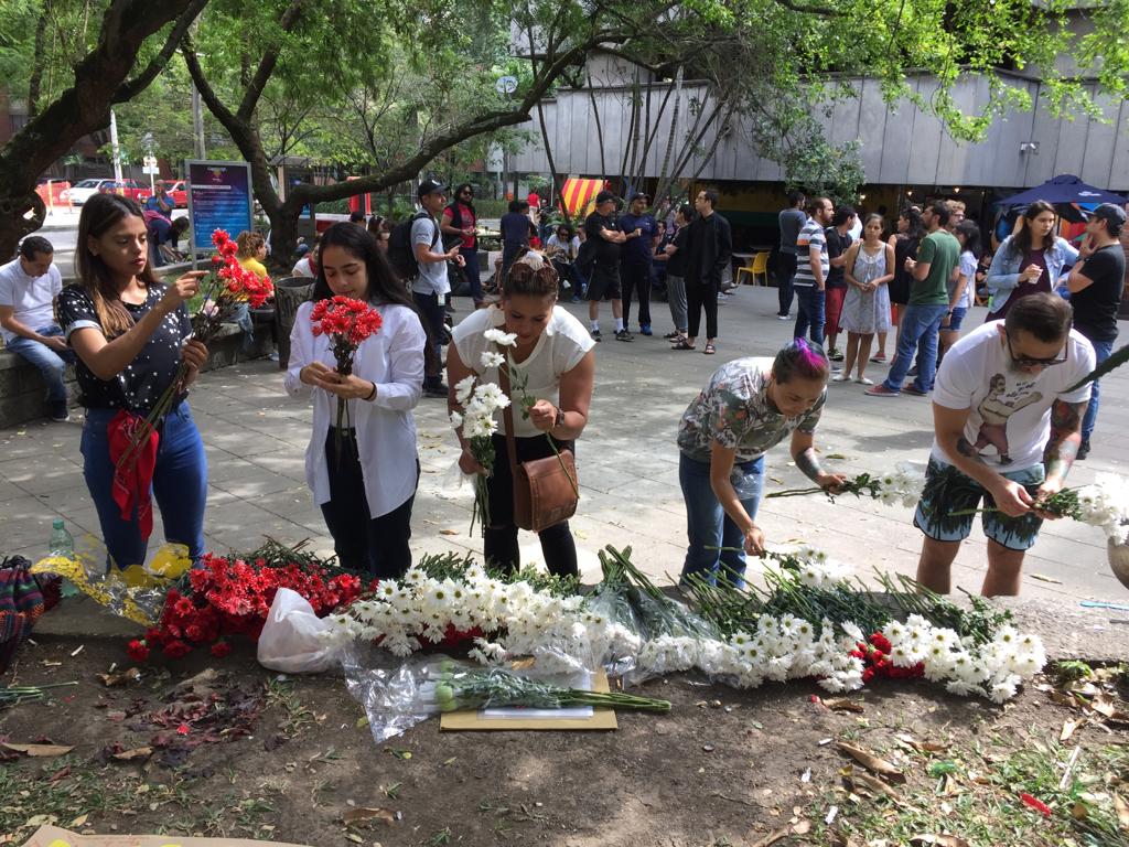 Mauricio Ospina fue asesinado el jueves en la noche dentro de un bar en Laureles. Este domingo sus amigos lo recuerdan con flores y mensajes de cariño. FOTO EDWIN BUSTAMANTE