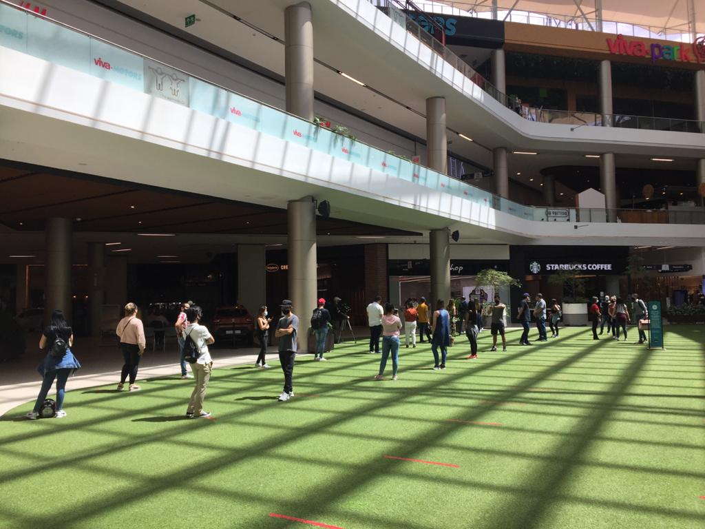 Fila ordenada en el centro comercial Viva Envigado. EDWIN BUSTAMANTE