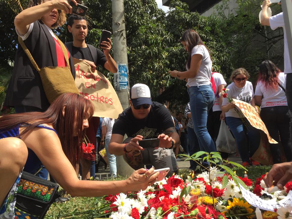 Mauricio Ospina fue asesinado el jueves en la noche dentro de un bar en Laureles. Este domingo sus amigos lo recuerdan con flores y mensajes de cariño. FOTO EDWIN BUSTAMANTE