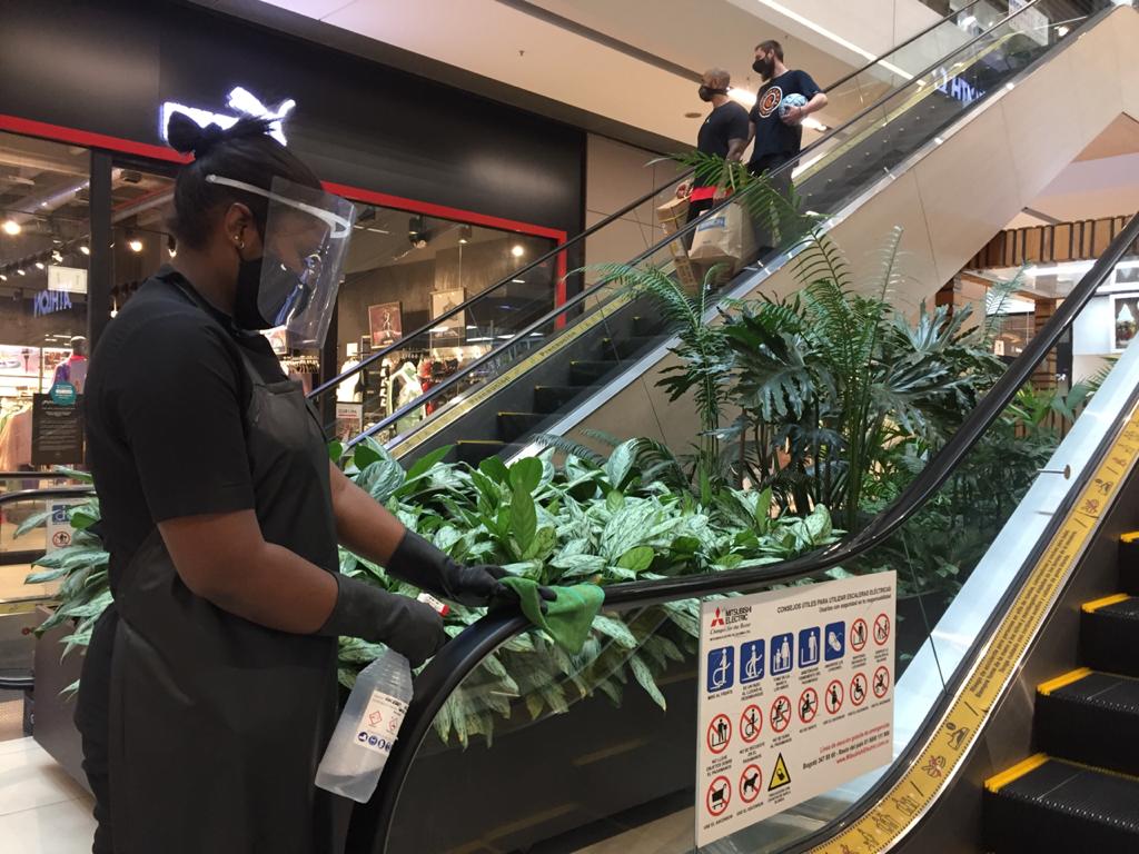 Desinfección de escaleras en el centro comercial Viva Envigado. FOTO EDWIN BUSTAMANTE