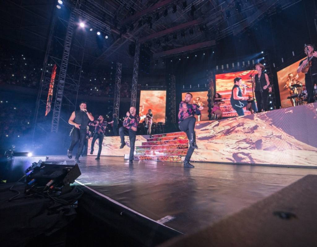 Como siempre el baile fue protagonista. 8 bailarines acompañaron a Chayanne en escena. FOTO Cortesía @coneccionesoficial