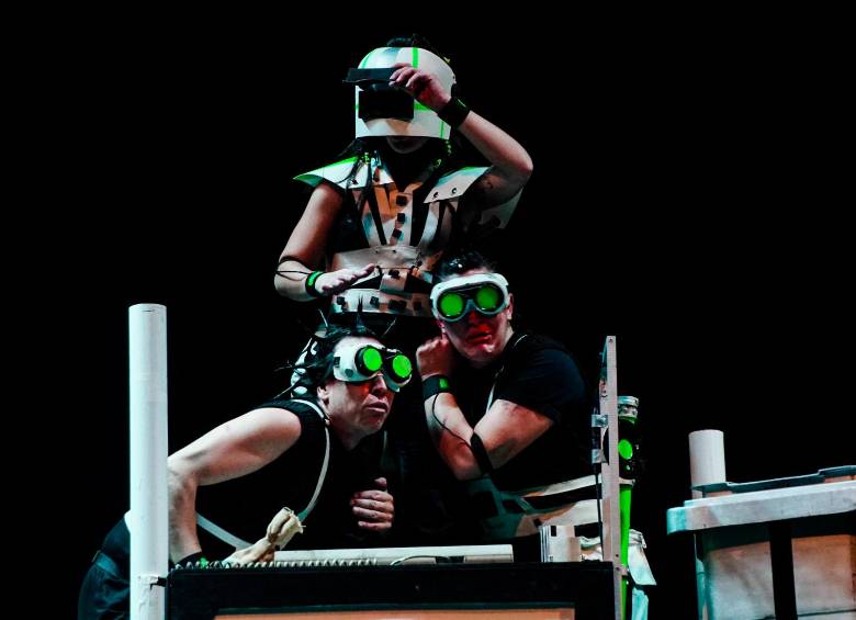 Teatrodigital.org estrena ‘Chau, adiós chatarra electrónica’, un espectáculo de la compañía chilena Los Fi, en una mezcla de percusión con objetos, principalmente electrónicos en desuso, y tecnología multimedia de aparatos reparados. 
