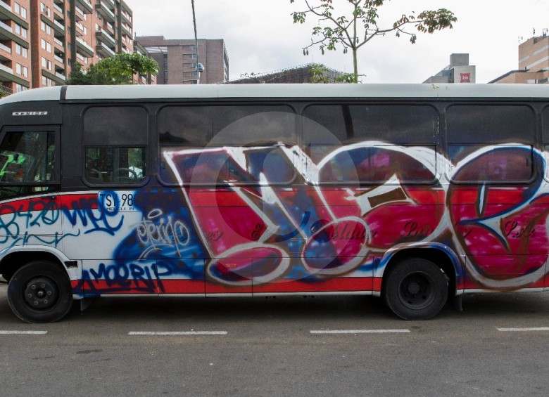 Así quedó el bus luego del acto vandálico que perpetraron algunos de los miles de manifestantes. El arreglo costaría cerca de 5 millones de pesos. FOTO RÓBINSON SÁENZ (Q´HUBO MEDELLÍN)