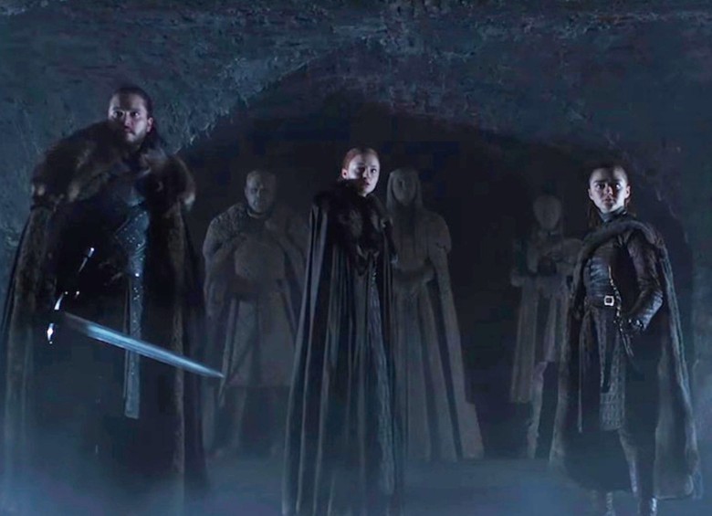 Jon Snow, Sansa y Arya delante de las estatuas con sus figuras en la promoción de Game of Thrones del pasado domingo. FOTO Cortesía