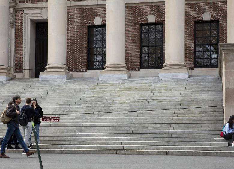 Harvard anunció que los cursos serán ofrecidos en línea desde que termine el asueto, el 23 de marzo. FOTO EFE