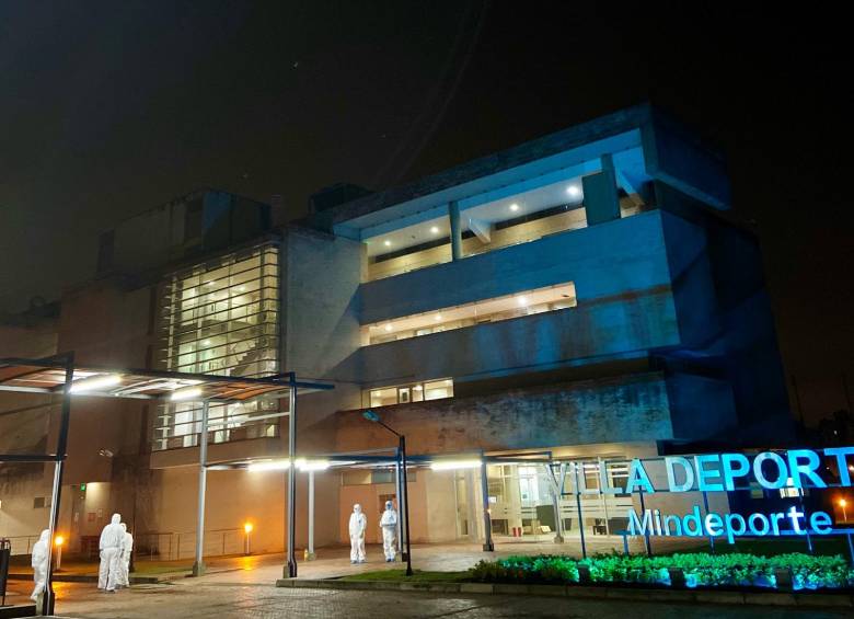 Dos pisos de la Villa Olímpica tuvieron que ser evacuados por la ruptura de un tubo. FOTO: @MinSalud