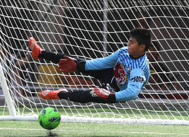 Samuel Alzate Marín fue la figura ayer del partido DIM-Dosquebradas. Este chico del barrio Belén Las Playas va para octavo de bachillerato y se destaca en la escuela del DIM que trabaja con 300 niños. FOTO donaldo zuluaga
