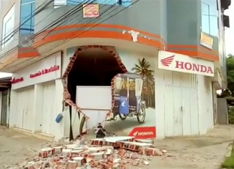 Edificio destruido tras sismo en Perú. FOTO: REUTERS