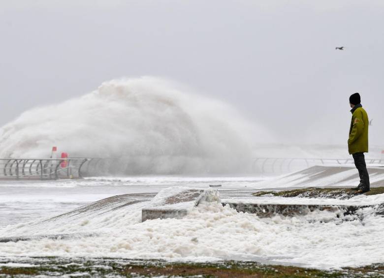 Fuertes olas golpearon la localidad británica de Blackpool durante el fin de semana. FOTO AFP