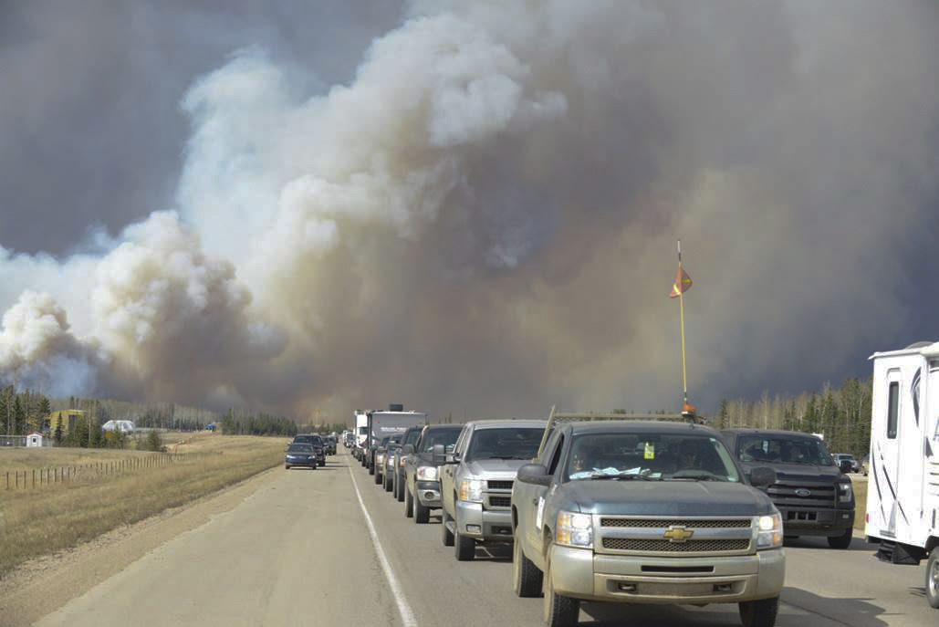 La apertura de la autopista 63 hacia el sur permitió a unas 35.000 personas escapar hacia Edmonton, 430 kilómetros al sur de Fort McMurray. Otras 20.000 personas salieron hacia el norte de la ciudad. FOTO AP