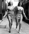 En la imagen, Moya Gillett, a la izquierda y Lina Huby, a la derecha, visten vestidos cortos en las calles de Londres. El ruedo subió para las faldas y los vestidos. FOTO AP archivo 1970