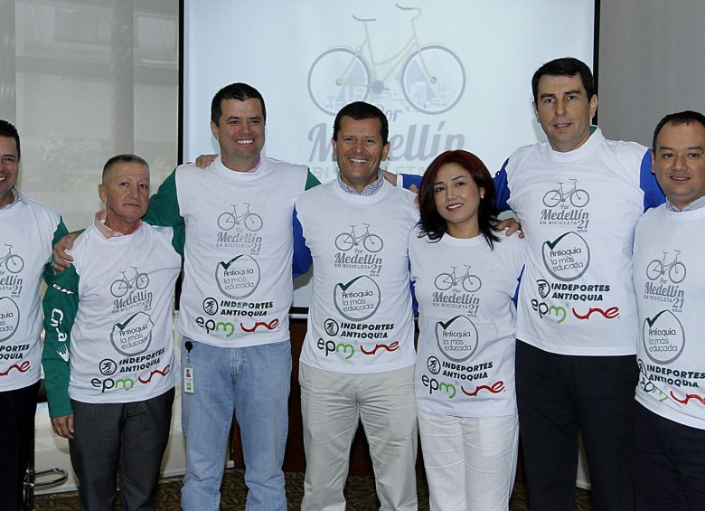 Los patrocinadores de la edición 21 de Por Medellín en Bicicleta-Antioquia la más educada, posaron junto con el director del ciclopaseo Fernando Calle.