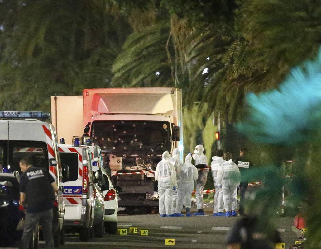 El camión atravesó dos kilómetros de una vía llena de turistas y residentes. FOTO REUTERS