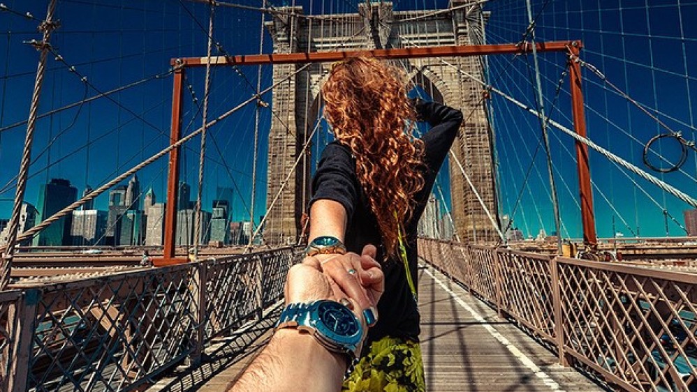 Puente de Brooklyn, Nueva York, Estados Unidos. Foto: Murad Osmann. En Instagram: @muradosmann