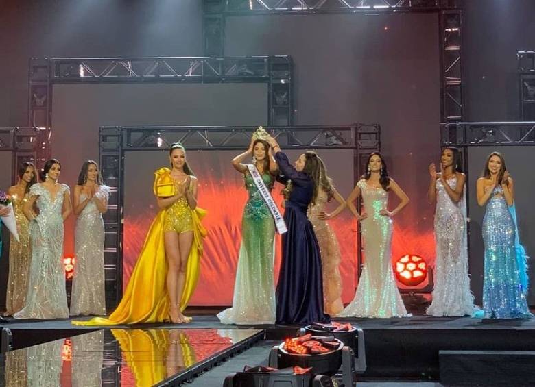 Imagen de la coronación de Miss Bolívar como la primera Miss Universe Colombia. FOTO Miss Universe Colombia