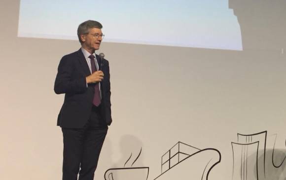 Jeffrey Sachs, de pie, propuso crear un Fondo Mundial del Café para financiar la sostenibilidad del sector, en el foro de países productores realizado en Brasil. Foto: Cortesía Federación de Cafeteros.