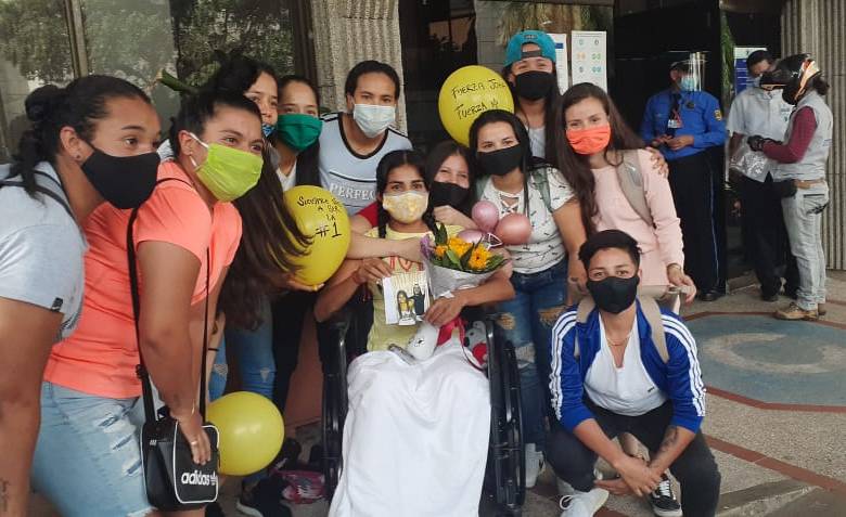 La presencia de sus compañeras de fútbol en el hospital el día de su salida, llenaron de fuerza a Johanis Menco. FOTOs cortesía familia 