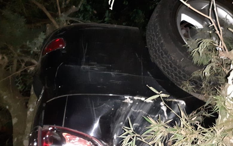 Así terminó el automóvil que terminó en un caño en la vía hacia San Félix, en Bello. FOTO CORTESÍA BOMBEROS DE BELLO