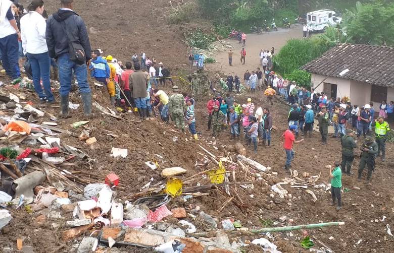 Unas 200 personas participan en los operativos de rescate y búsqueda en el lugar del deslizamiento. FOTO: COLPRENSA