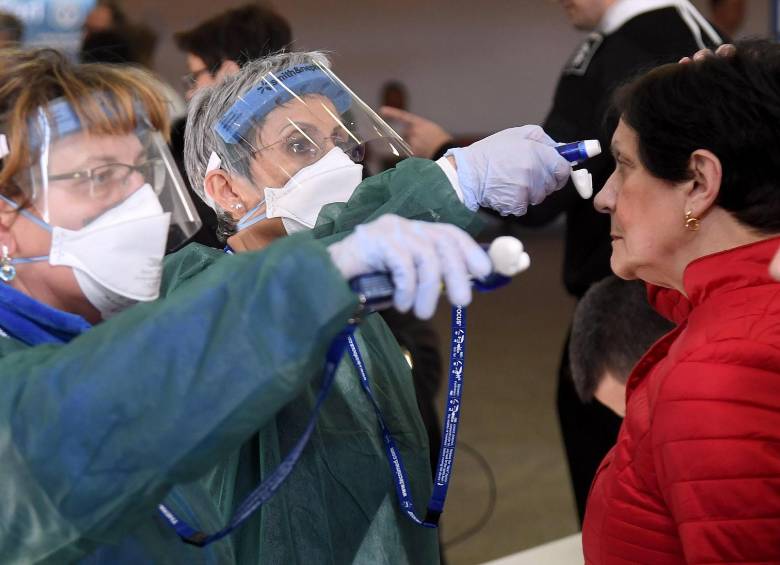 Así son las mediciones que les hacen a los ciudadanos en las zonas del mundo donde hay casos de coronavirus. FOTO EFE