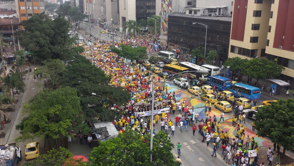La marcha finalizó en el Parque de Las Luces, pero antes tomó la avenida La Playa, la carrera 47 hasta llegar a la avenida San Juan para terminar en el parque. FOTO ALEX HEREIRA
