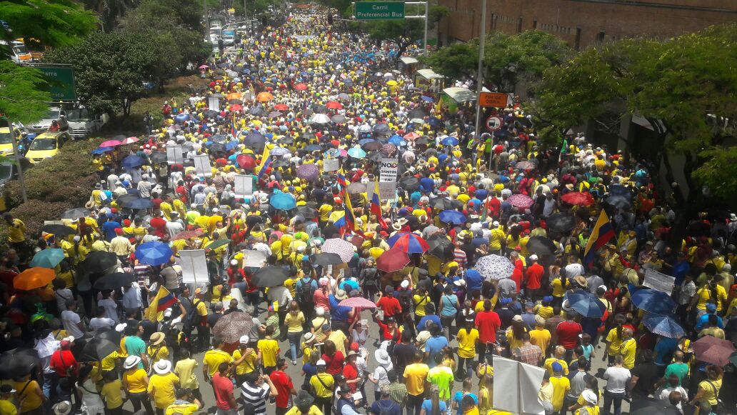 11:30 a.m. En el puente de San Antonio los marchantes avanzaron para llegar hacia la calle San Juan. FOTO JUAN ANTONIO SÁNCHEZ