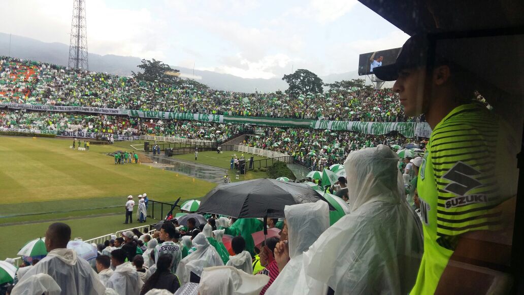 La lluvia no impidió que los hinchas verdes acudieran al Atanasio a despedir al ídolo. FOTO WILSON DIAZ SÁNCHEZ