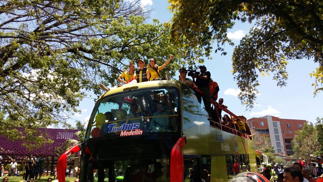 Mariana Pajón, Carlos Ramírez y Carlos Mario Oquendo recorrieron las calles de Medellín para compartir con la gente sus logros deportivos. FOTO WILSON DÍAZ