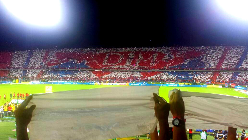 Un tifo gigante ambientó el espectáculo en el Atanasio, previo a la gran final. FOTO ALEX HEREIRA. 