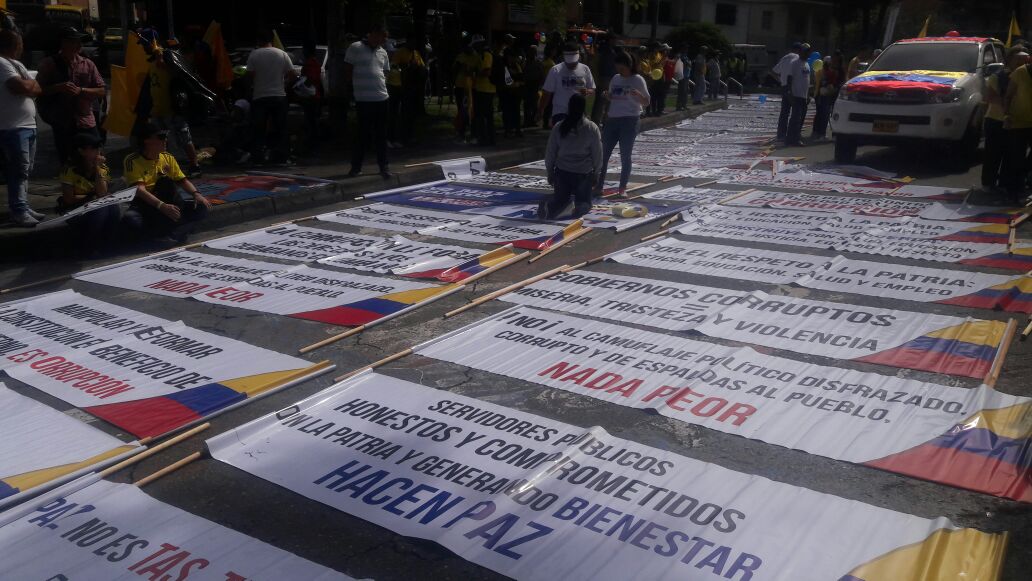 9:30 a.m. - Los asistentes llevaron pancartas y letreros con frases contra la corrupción. FOTO JUAN ANTONIO SÁNCHEZ