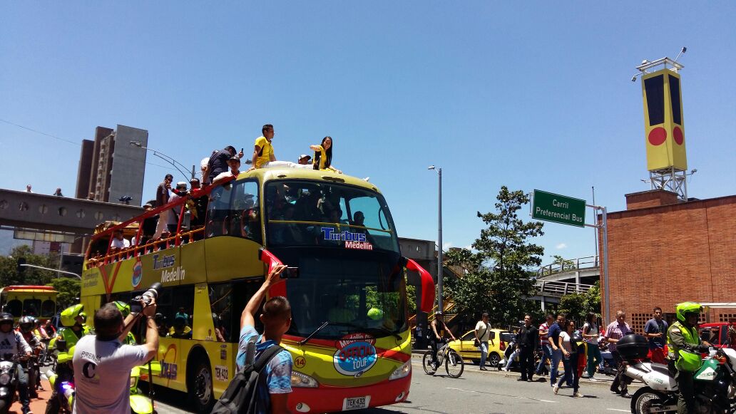 Mariana Pajón, Carlos Ramírez y Carlos Mario Oquendo recorrieron las calles de Medellín para compartir con la gente sus logros deportivos. FOTO WILSON DÍAZ