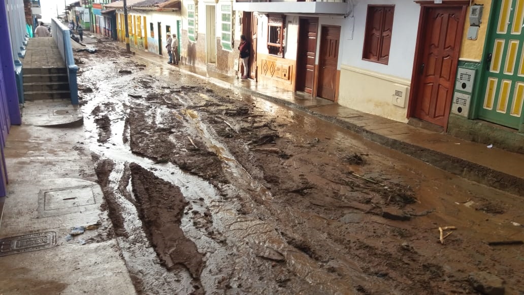 El municipio de Jericó, Suroeste antioqueño, amaneció este lunes con una grave emergencia debido a las fuertes lluvias, desbordamientos e inundaciones que se registraron en la noche del pasado domingo y amanecer de este lunes. FOTO Jonathan Echeverry