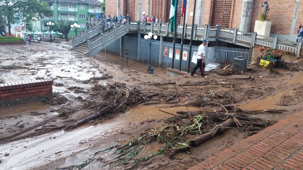 A la 1:00 de la madrugada se activó una alerta por fuertes lluvias que no paraban, esto ocasiona una avenida torrencial y un movimiento en masa en los sectores del Cerro Las Nubes y la vereda Los Aguacates. FOTO Jonathan Echeverry