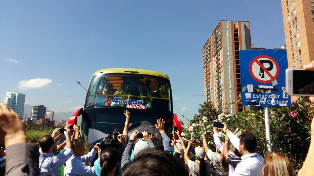 Mariana Pajón, Carlos Ramírez y Carlos Mario Oquendo recorrieron las calles de Medellín para compartir con la gente sus logros deportivos. FOTO WILSON DÍAZ