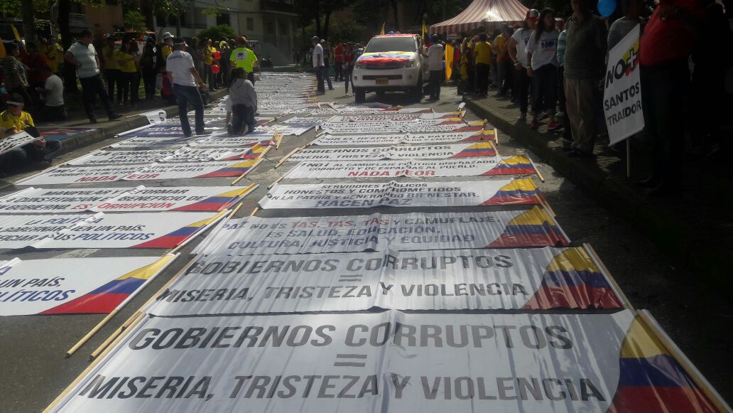 9:30 a.m. - Las pancartas fueron exhibidas en la Avenida La Playa antes de la marcha. FOTO JUAN ANTONIO SÁNCHEZ