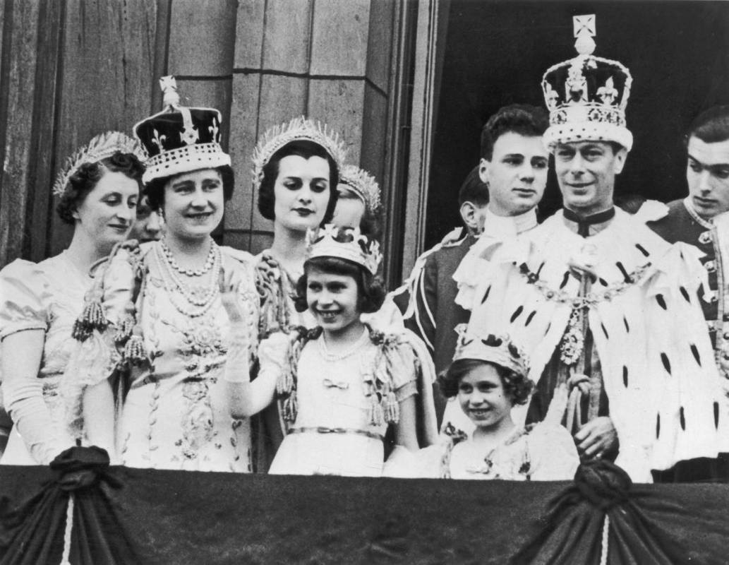 Imágenes de su infancia con su padre el rey Jorge VI. FOTO Archivo